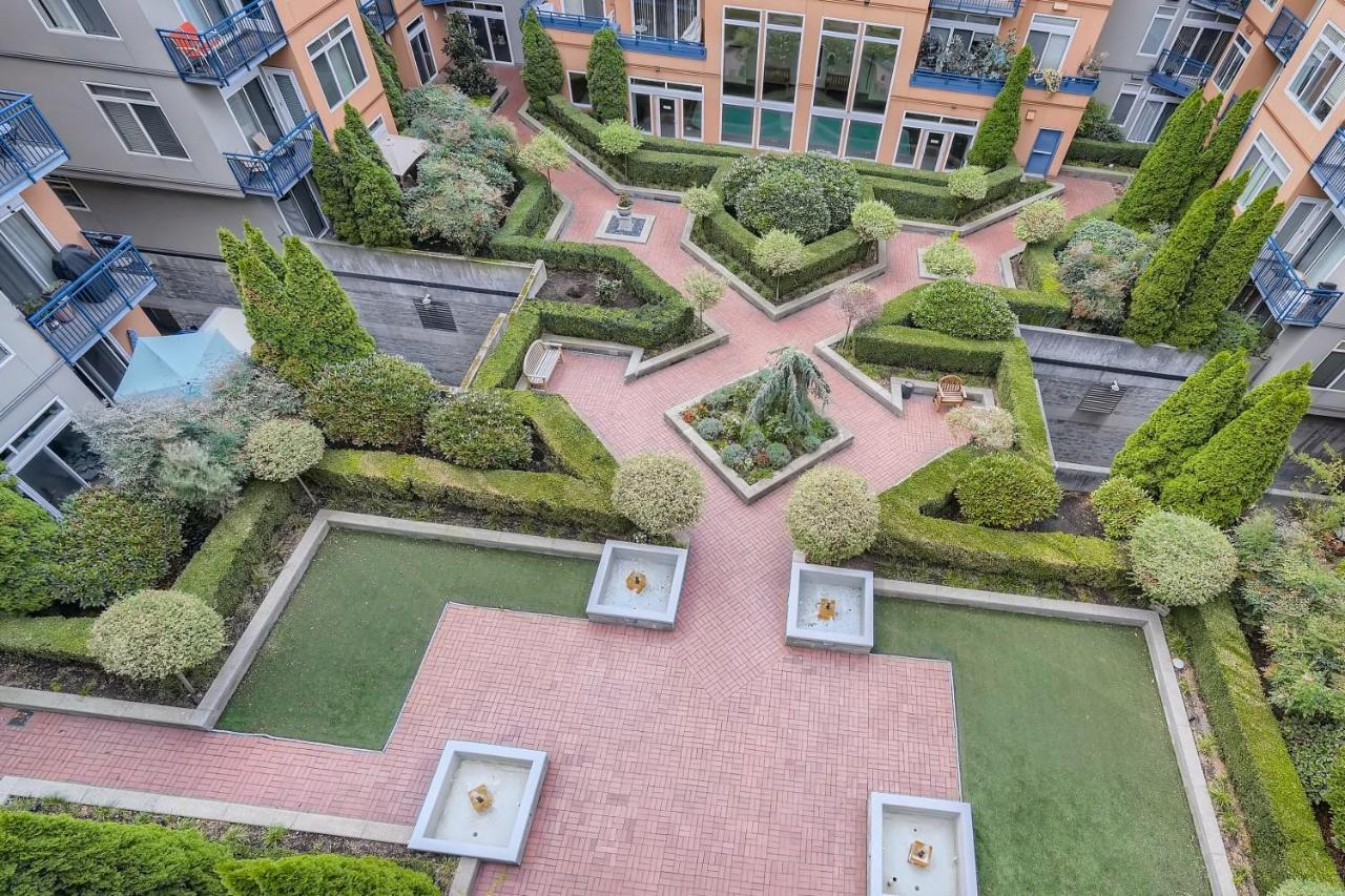 Apartment 1 Bedroom With Stunning Puget Sound View