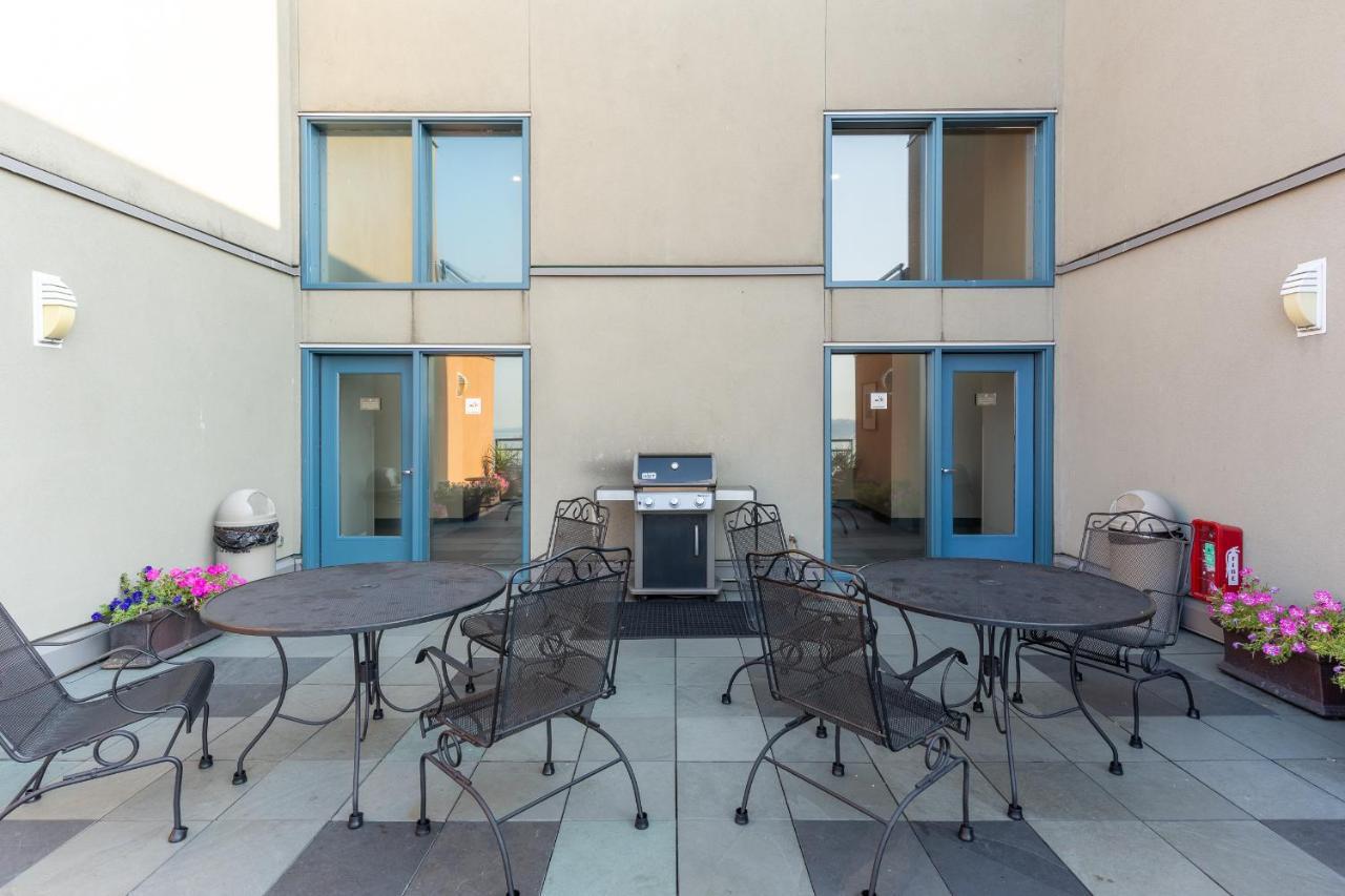 1 Bedroom With Stunning Puget Sound View Apartment *
